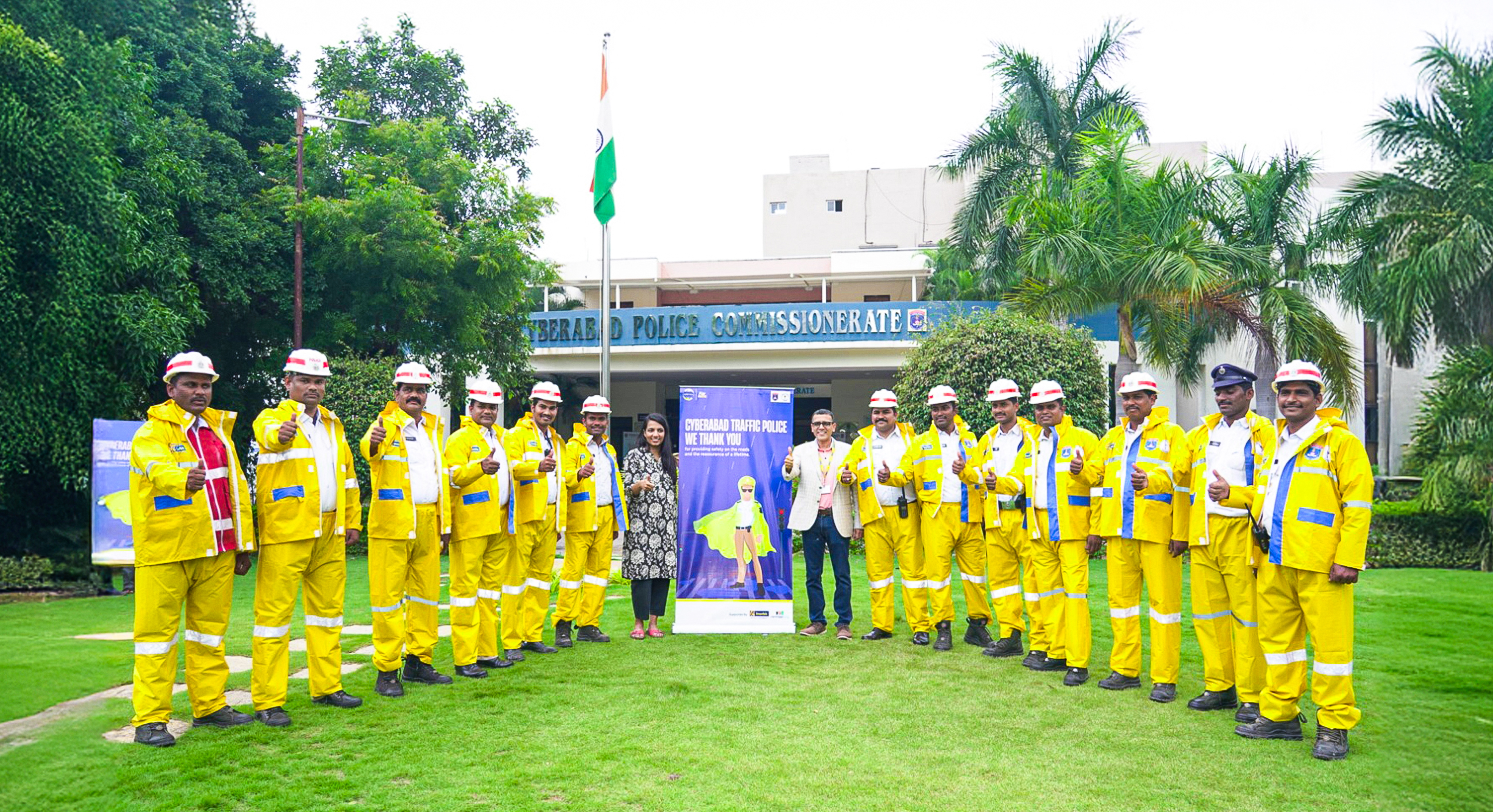Times of india – City traffic police recive raincoats
