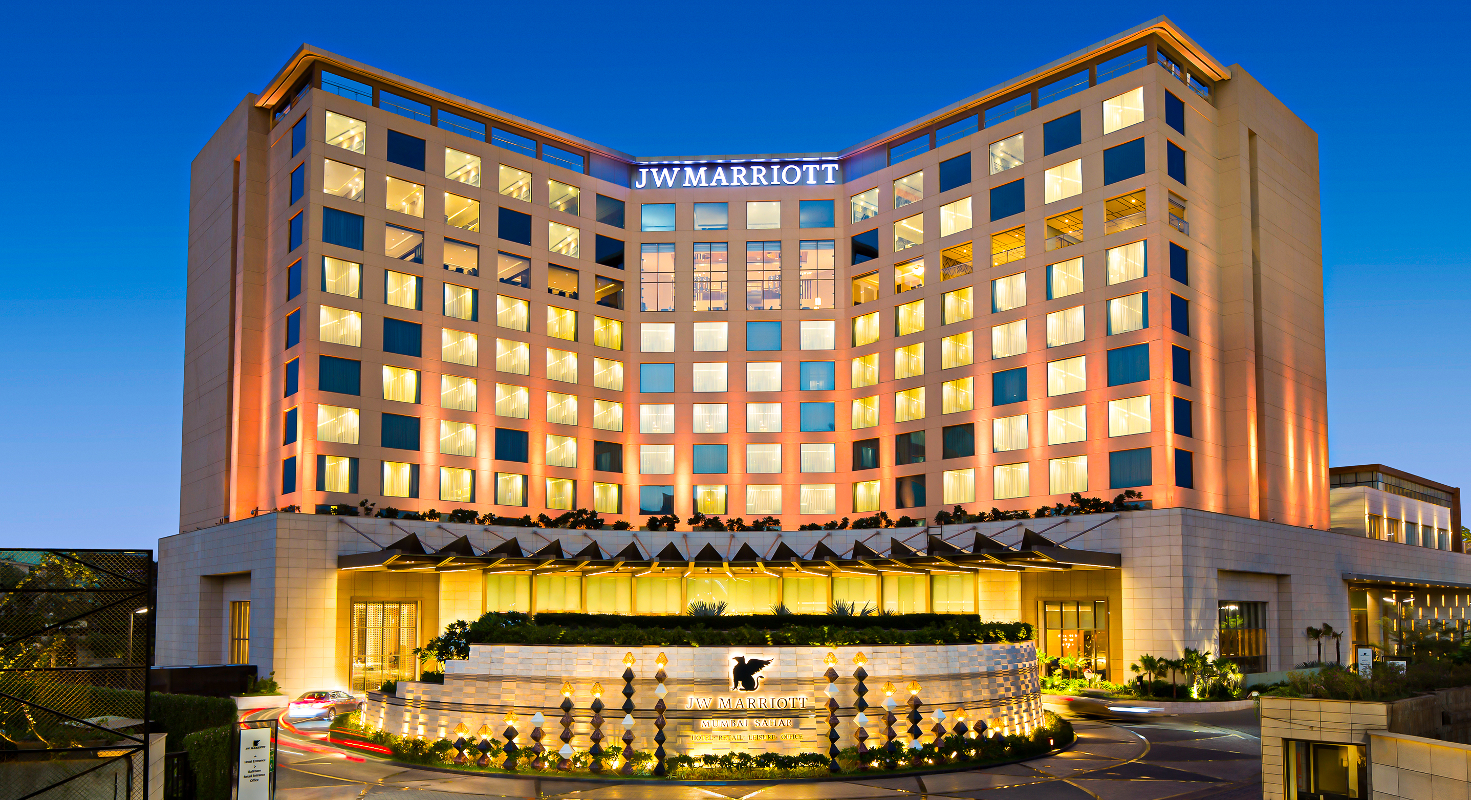 Future is hybrid<br> Al with human touch